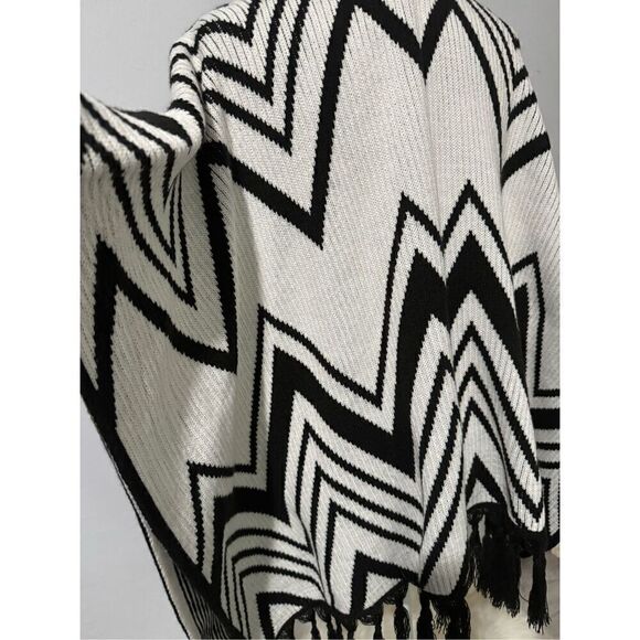 Chico’s OS cardigan sweater wrap black and white Aztec  southwestern print - Picture 5 of 7